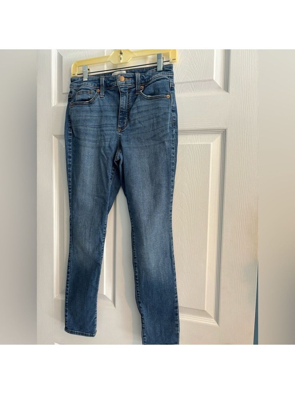 Universal Thread. Denim Jeans Medium Wash. Not Distressed Skinny. Size 4/27/S